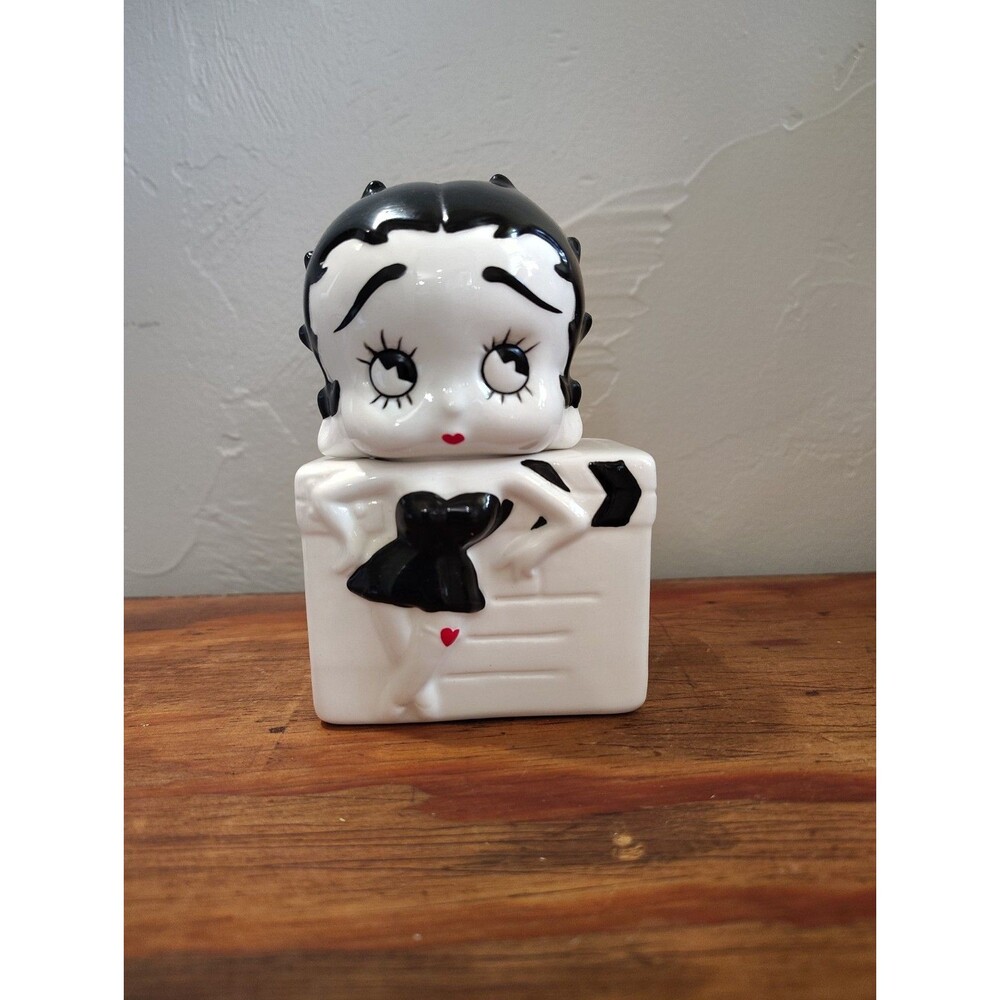Betty Boop Ceramic Salt And Pepper Shakers 1998-1999